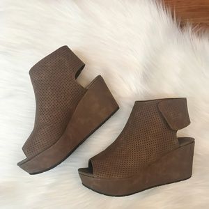 Pierre Dumas Ankle Wrap Wedge size 7